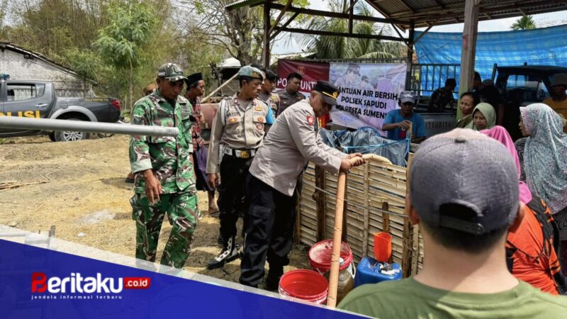 Iptu Taufik Rahman turun langsung tembus Dusun Bakoan untuk pastikan jeriken dan tandon warga terisi air bersih.