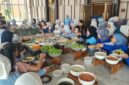 Foto: Para peserta "Couple Yoga" berbusana nuansa biru-putih tengah antusias mengambil hidangan sehat dan fresh salad di Sae Rassa Restaurant, MYZE Hotel Sumenep by ARTOTEL, usai mengikuti sesi yoga di Aryawiraraja Ballroom.