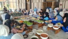 Foto: Para peserta "Couple Yoga" berbusana nuansa biru-putih tengah antusias mengambil hidangan sehat dan fresh salad di Sae Rassa Restaurant, MYZE Hotel Sumenep by ARTOTEL, usai mengikuti sesi yoga di Aryawiraraja Ballroom.