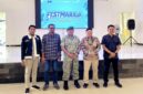 Foto: Dandim 0827/Sumenep Letkol Inf Citra Persada (tengah) berfoto bersama Presiden Mahasiswa Universitas Wiraraja Moh. Ibnu Al-Jazary (paling kiri) beserta jajaran tokoh usai membuka Opening Ceremony Festmaraja 2026 di Aula Kodim 0827/Sumenep.  
