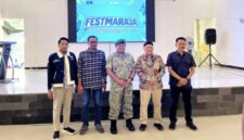 Foto: Dandim 0827/Sumenep Letkol Inf Citra Persada (tengah) berfoto bersama Presiden Mahasiswa Universitas Wiraraja Moh. Ibnu Al-Jazary (paling kiri) beserta jajaran tokoh usai membuka Opening Ceremony Festmaraja 2026 di Aula Kodim 0827/Sumenep.  