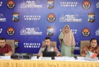 Foto: Kapolresta Sumenep Kombes Pol. Ariek Indra Sentanu, S.H., S.I.K., M.H. (tengah) didampingi Kasat Reskrim Kompol Bambang Tri Sutrisno dan PS. Kasi Humas IPDA Ach. Putrawardana saat menggelar konferensi pers pengungkapan 9 kasus kejahatan dalam Operasi Sikat Semeru 2026.