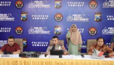 Foto: Kapolresta Sumenep Kombes Pol. Ariek Indra Sentanu, S.H., S.I.K., M.H. (tengah) didampingi Kasat Reskrim Kompol Bambang Tri Sutrisno dan PS. Kasi Humas IPDA Ach. Putrawardana saat menggelar konferensi pers pengungkapan 9 kasus kejahatan dalam Operasi Sikat Semeru 2026.