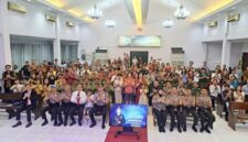Foto: Kapolresta Sumenep Kombes Pol. Ariek Indra Sentanu, S.H., S.I.K., M.H. (depan, tengah) duduk dan berfoto bersama Pendeta GPdI Sumenep Pdt. Samuel Djianto serta ratusan jemaat Gereja Pantekosta di Indonesia (GPdI) Sumenep usai pelaksanaan program 'Minggu Kasih'.