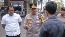 Foto: Kapolresta Sumenep Kombes Pol. Ariek Indra Sentanu, S.H., S.I.K., M.H. (tengah) didampingi Pejabat Utama (PJU) Polresta Sumenep saat memberikan arahan kepada pengawas SPBU Gedungan, Kecamatan Batuan.