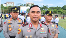Foto: Kapolda Jawa Timur Irjen Pol Dekananto Eko Purwono (depan) didampingi jajaran Pejabat Utama Polda Jatim memberikan arahan wartawan terkait peluncuran program 'Polisi Jogo Sekolah' di Lapangan Mapolda Jatim.