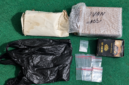 Foto: Deretan barang bukti yang diamankan Polsek Kangean, meliputi paket bungkusan titipan, kantong plastik hitam, satu plastik klip berisi sabu, 17 plastik klip kosong, serta bungkus rokok hitam yang digunakan untuk menyembunyikan barang haram.