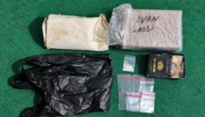 Foto: Deretan barang bukti yang diamankan Polsek Kangean, meliputi paket bungkusan titipan, kantong plastik hitam, satu plastik klip berisi sabu, 17 plastik klip kosong, serta bungkus rokok hitam yang digunakan untuk menyembunyikan barang haram.