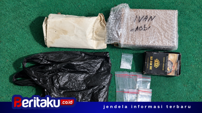 Foto: Deretan barang bukti yang diamankan Polsek Kangean, meliputi paket bungkusan titipan, kantong plastik hitam, satu plastik klip berisi sabu, 17 plastik klip kosong, serta bungkus rokok hitam yang digunakan untuk menyembunyikan barang haram.