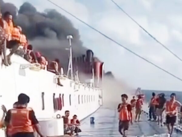 KMP Mutiara Santosa 2 Terbakar di Sumenep, Tim SAR dan Kapal Sekitar Pacu Evakuasi