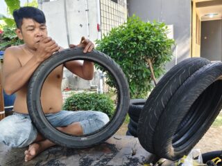 Minim Lapangan Kerja Tak Surutkan Langkah, Pria Asal Sumenep ini Mandiri Lewat Bisnis Ban Bekas