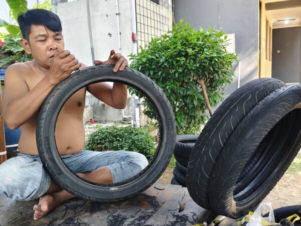 Minim Lapangan Kerja Tak Surutkan Langkah, Pria Asal Sumenep ini Mandiri Lewat Bisnis Ban Bekas