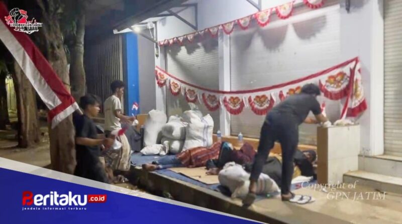 "Kemerdekaan Harus Dirasakan": GPN Jatim Bagikan Nasi Bungkus dan Bendera ke Pemulung di Sumenep