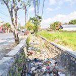 Saluran Pembuang Air di Gedungan Dipenuhi Sampah Berbau Busuk, Bidang SDA Dinas PUTR Sumenep Memilih Bungkam