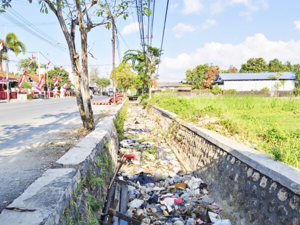 Saluran Pembuang Air di Gedungan Dipenuhi Sampah Berbau Busuk, Bidang SDA Dinas PUTR Sumenep Memilih Bungkam
