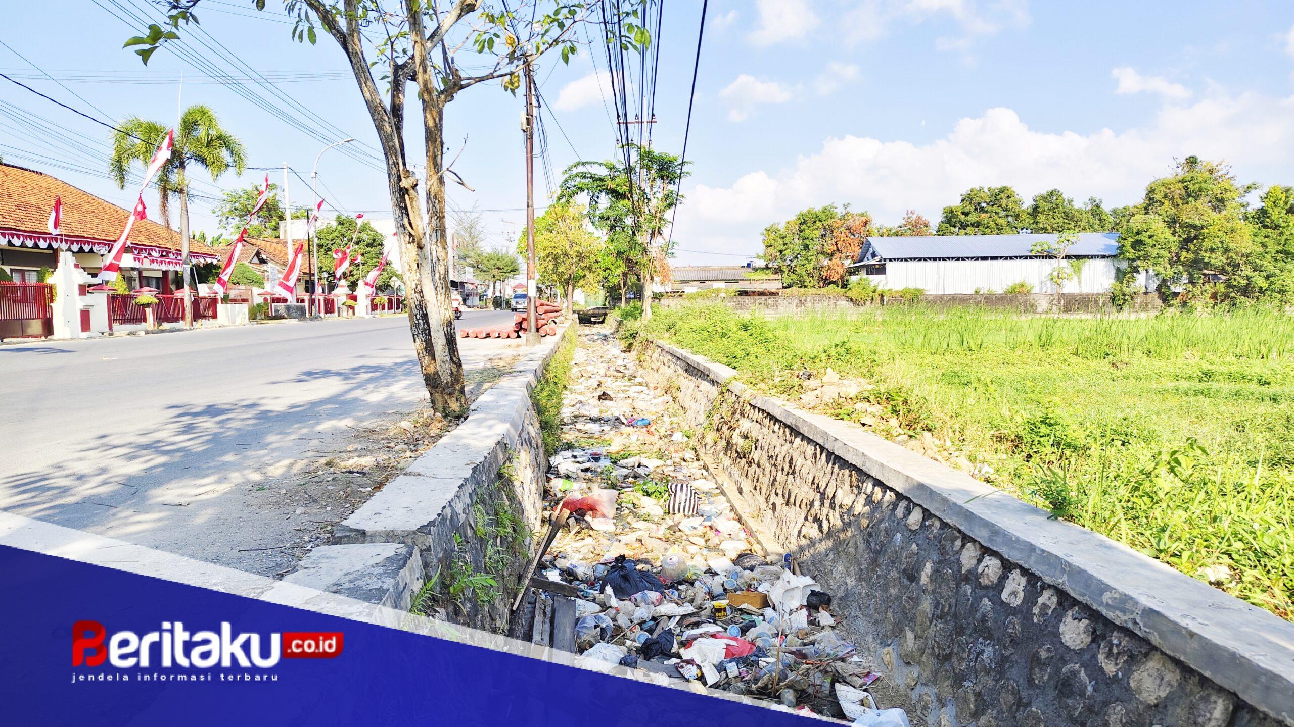 Sampah Menumpuk Resahkan Warga Desa Gedungan, Dinas PUTR Sumenep Belum Ambil Action