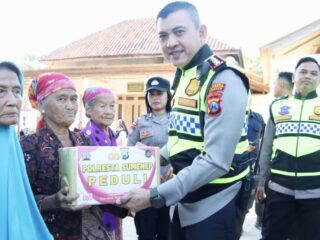 Lewat Program Sumenep Peduli, Polresta Sumenep Salurkan Bantuan Pokok untuk Warga Batang-Batang