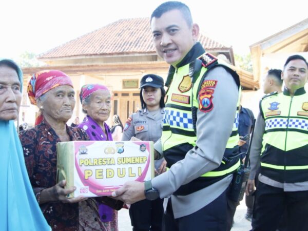 Lewat Program Sumenep Peduli, Polresta Sumenep Salurkan Bantuan Pokok untuk Warga Batang-Batang