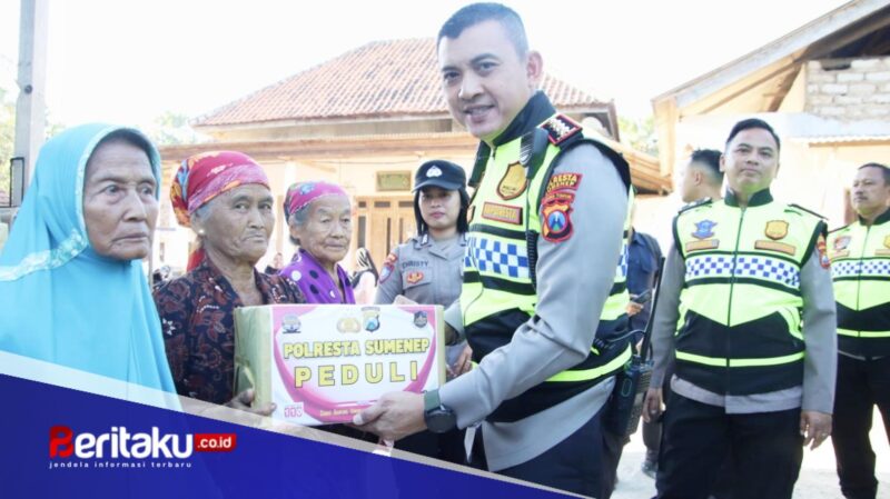 Jemput Bola Bantu Warga, Kapolresta Sumenep Bagikan Paket Sembako di Desa Nyabakan Barat