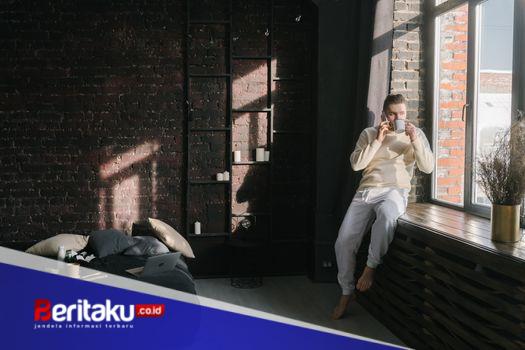 Suasana pagi hari di sebuah hunian modern yang mengintegrasikan perangkat pintar untuk membantu kenyamanan aktivitas harian penghuninya. Integrasi teknologi secara pas menciptakan keharmonisan antara kepraktisan digital dan kenyamanan ruang hidup.