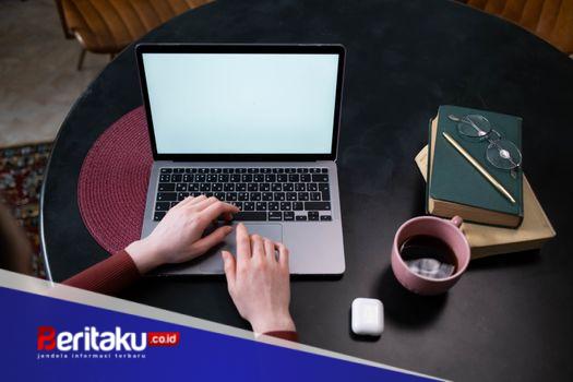 Seorang kreator konten sedang menyusun narasi pribadi di situs web miliknya sembari menikmati suasana tenang di sebuah kedai kopi. Kemudahan pengelolaan platform digital kini memberikan kemerdekaan penuh bagi individu untuk mempublikasikan karya tanpa batasan algoritma media sosial.