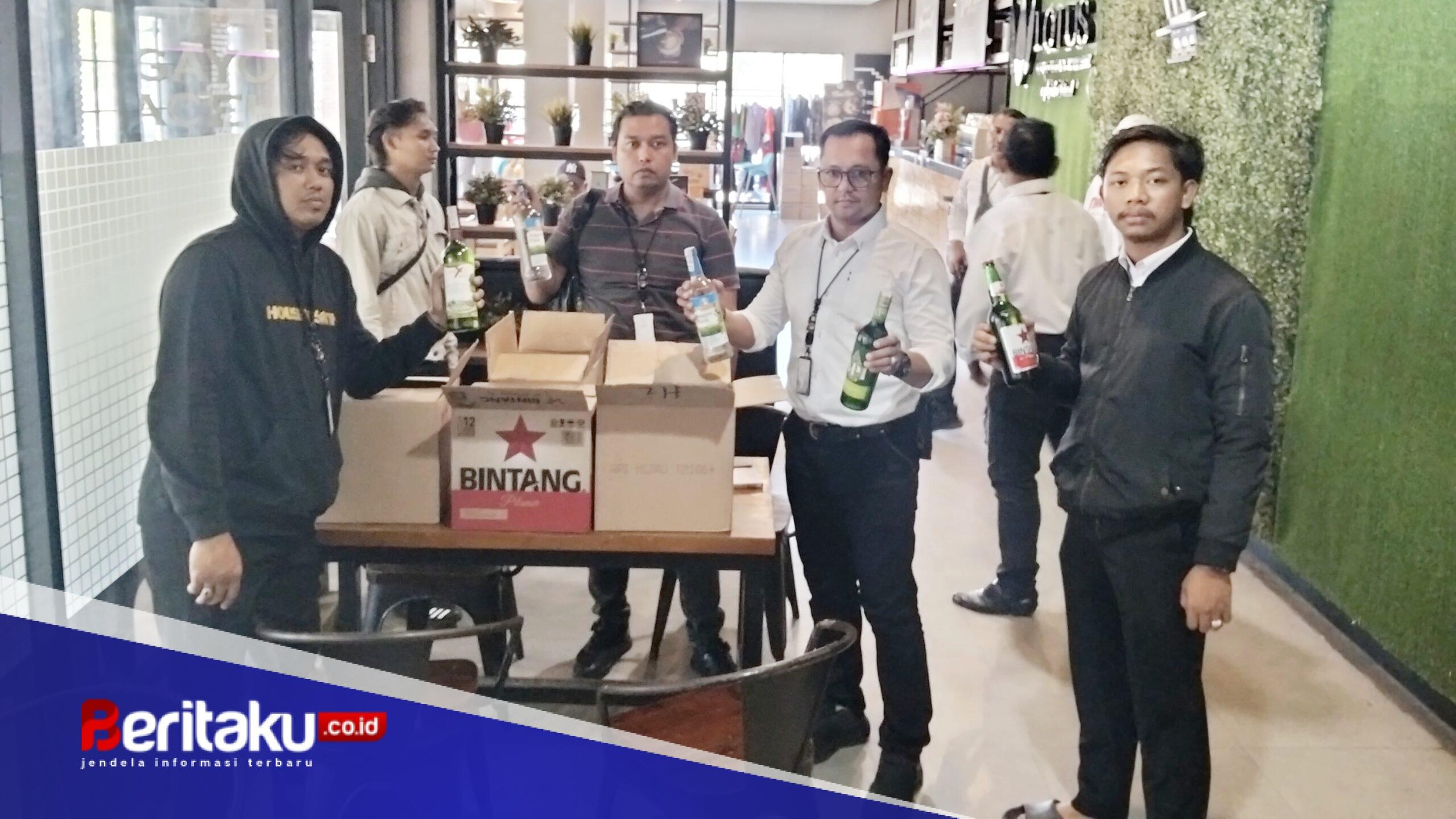 Grebek Cafe Lotus, Satresnarkoba Polresta Sumenep Amankan 48 Botol Miras Berbagai Merek