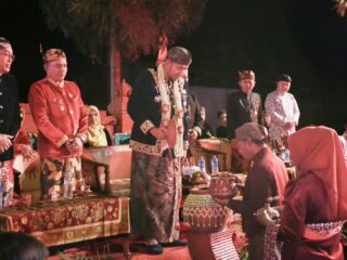 Simbol Syukur Hasil Bumi, Bupati Achmad Fauzi Hadiri Prosesi Sakral Ritual Tatorbangan di Desa Torbang