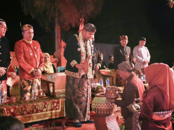 Simbol Syukur Hasil Bumi, Bupati Achmad Fauzi Hadiri Prosesi Sakral Ritual Tatorbangan di Desa Torbang