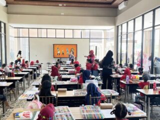 MYZE Hotel Sumenep Hadirkan "Little ART": Wadah Mewarnai Plus Berenang Bareng Keluarga