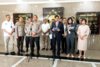 Foto: Kapolri Jenderal Polisi Suyudi Ario Seto (tengah kiri) didampingi jajaran pejabat kepolisian memberikan keterangan pers bersama Wakil Sekretaris Jenderal Komisi Nasional Pengendali Narkotika China (NNCC) Lan Weihong (tengah kanan) usai pertemuan bilateral di Gedung Utama Mabes Polri, Jakarta, Rabu (28/10/2026).