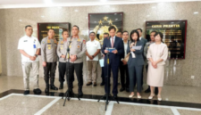 Foto: Kapolri Jenderal Polisi Suyudi Ario Seto (tengah kiri) didampingi jajaran pejabat kepolisian memberikan keterangan pers bersama Wakil Sekretaris Jenderal Komisi Nasional Pengendali Narkotika China (NNCC) Lan Weihong (tengah kanan) usai pertemuan bilateral di Gedung Utama Mabes Polri, Jakarta, Rabu (28/10/2026).