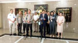 Foto: Kapolri Jenderal Polisi Suyudi Ario Seto (tengah kiri) didampingi jajaran pejabat kepolisian memberikan keterangan pers bersama Wakil Sekretaris Jenderal Komisi Nasional Pengendali Narkotika China (NNCC) Lan Weihong (tengah kanan) usai pertemuan bilateral di Gedung Utama Mabes Polri, Jakarta, Rabu (28/10/2026).