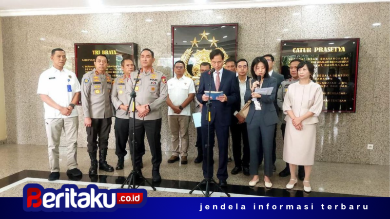 Foto: Kapolri Jenderal Polisi Suyudi Ario Seto (tengah kiri) didampingi jajaran pejabat kepolisian memberikan keterangan pers bersama Wakil Sekretaris Jenderal Komisi Nasional Pengendali Narkotika China (NNCC) Lan Weihong (tengah kanan) usai pertemuan bilateral di Gedung Utama Mabes Polri, Jakarta, Rabu (28/10/2026).