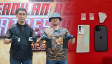 Foto: Kasat Resnarkoba Polresta Sumenep Kompol Mohammad Sjaiful, S.H., M.H. (kiri) bersama anggota menunjukkan barang bukti dua paket sabu seberat 1,75 gram, tisu pembungkus, serta dua unit ponsel pintar (Vivo dan iPhone 15) hasil penangkapan dua oknum kepala desa.