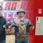 Foto: Kasat Resnarkoba Polresta Sumenep Kompol Mohammad Sjaiful, S.H., M.H. (kiri) bersama anggota menunjukkan barang bukti dua paket sabu seberat 1,75 gram, tisu pembungkus, serta dua unit ponsel pintar (Vivo dan iPhone 15) hasil penangkapan dua oknum kepala desa.