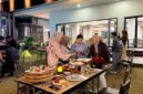 Foto: Para pengunjung saat menikmati kelezatan hidangan Suki, Sushi, dan Grill dalam suasana outdoor yang santai di Sae Rassa Restaurant, MYZE Hotel Sumenep by ARTOTEL.