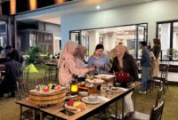 Foto: Para pengunjung saat menikmati kelezatan hidangan Suki, Sushi, dan Grill dalam suasana outdoor yang santai di Sae Rassa Restaurant, MYZE Hotel Sumenep by ARTOTEL.
