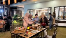 Foto: Para pengunjung saat menikmati kelezatan hidangan Suki, Sushi, dan Grill dalam suasana outdoor yang santai di Sae Rassa Restaurant, MYZE Hotel Sumenep by ARTOTEL.