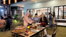 Foto: Para pengunjung saat menikmati kelezatan hidangan Suki, Sushi, dan Grill dalam suasana outdoor yang santai di Sae Rassa Restaurant, MYZE Hotel Sumenep by ARTOTEL.