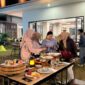 Foto: Para pengunjung saat menikmati kelezatan hidangan Suki, Sushi, dan Grill dalam suasana outdoor yang santai di Sae Rassa Restaurant, MYZE Hotel Sumenep by ARTOTEL.