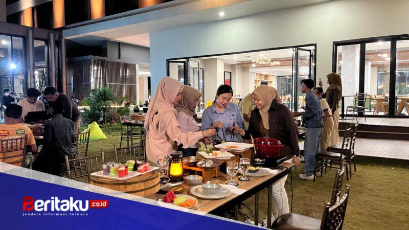 Foto: Para pengunjung saat menikmati kelezatan hidangan Suki, Sushi, dan Grill dalam suasana outdoor yang santai di Sae Rassa Restaurant, MYZE Hotel Sumenep by ARTOTEL.