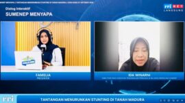 Foto: Kabid P2KB Dinkes P2KB Sumenep Ida Winarni (kanan) saat menjadi narasumber pada dialog interaktif 'Sumenep Menyapa' di RRI Sumenep.