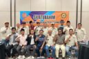 Foto: Pengurus Dewan Pimpinan Cabang (DPC) Persaudaraan Kepala Desa Indonesia (PKDI) Kabupaten Sumenep bersama Komisi Informasi Kabupaten Sumenep usai menggelar pertemuan di Aula Hotel MYZE Sumenep.