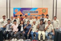 Foto: Pengurus Dewan Pimpinan Cabang (DPC) Persaudaraan Kepala Desa Indonesia (PKDI) Kabupaten Sumenep bersama Komisi Informasi Kabupaten Sumenep usai menggelar pertemuan di Aula Hotel MYZE Sumenep.