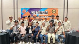 Foto: Pengurus Dewan Pimpinan Cabang (DPC) Persaudaraan Kepala Desa Indonesia (PKDI) Kabupaten Sumenep bersama Komisi Informasi Kabupaten Sumenep usai menggelar pertemuan di Aula Hotel MYZE Sumenep.