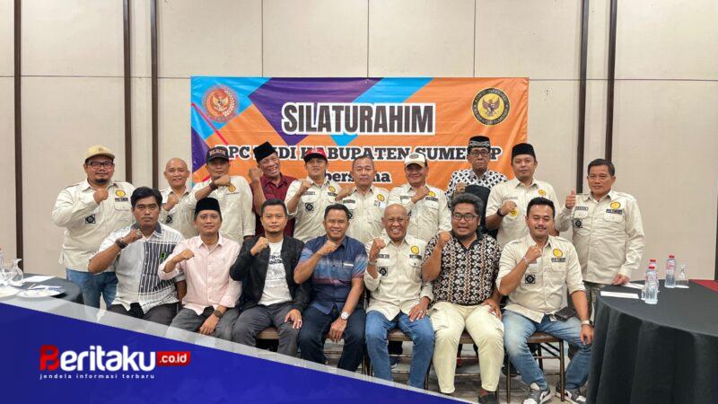 Foto: Pengurus Dewan Pimpinan Cabang (DPC) Persaudaraan Kepala Desa Indonesia (PKDI) Kabupaten Sumenep bersama Komisi Informasi Kabupaten Sumenep usai menggelar pertemuan di Aula Hotel MYZE Sumenep.