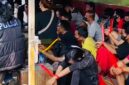 Foto: Sebanyak belasan orang dengan tangan terikat kabel ties saat didata petugas gabungan usai penggerebekan kawasan rawan peredaran gelap narkoba di Jalan Kunti, Surabaya.