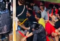 Foto: Sebanyak belasan orang dengan tangan terikat kabel ties saat didata petugas gabungan usai penggerebekan kawasan rawan peredaran gelap narkoba di Jalan Kunti, Surabaya.