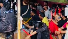 Foto: Sebanyak belasan orang dengan tangan terikat kabel ties saat didata petugas gabungan usai penggerebekan kawasan rawan peredaran gelap narkoba di Jalan Kunti, Surabaya.