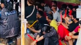 Foto: Sebanyak belasan orang dengan tangan terikat kabel ties saat didata petugas gabungan usai penggerebekan kawasan rawan peredaran gelap narkoba di Jalan Kunti, Surabaya.